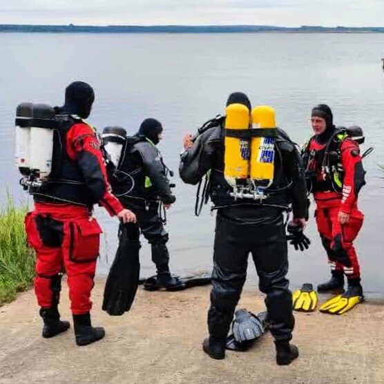 Einsatztaucher vor dem Tauchgang
